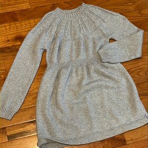 And icy blue dress!!